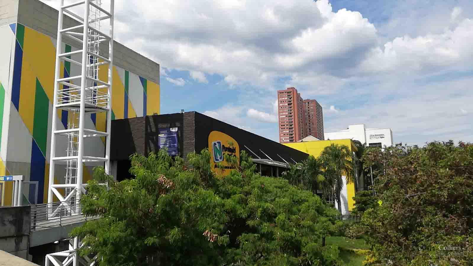 Outlet Guayabal Cc Outlet De Moda Retail For Sale — DIAGONAL