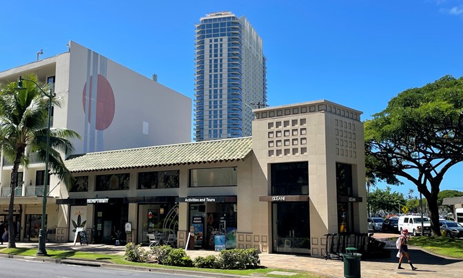 SUNGLASS HUT, 2424 Kalakaua Ave, Honolulu, Hawaii